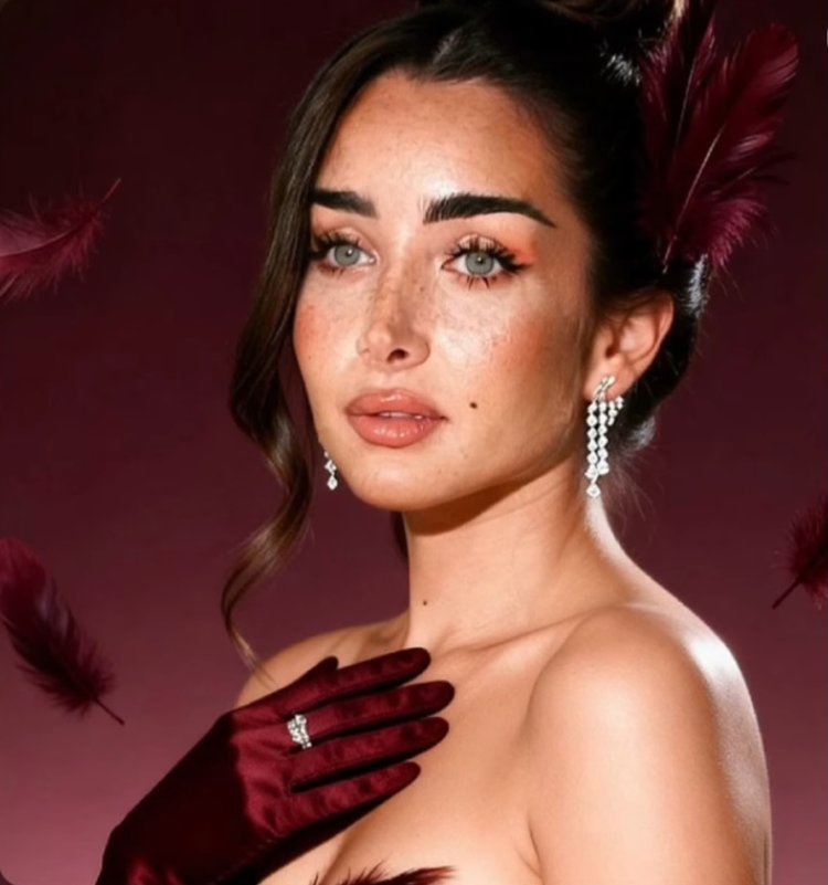 بـ «مشبك ريش».. هنا الزاهد تجدد أناقة الخمسينيات في أحدث ظهور