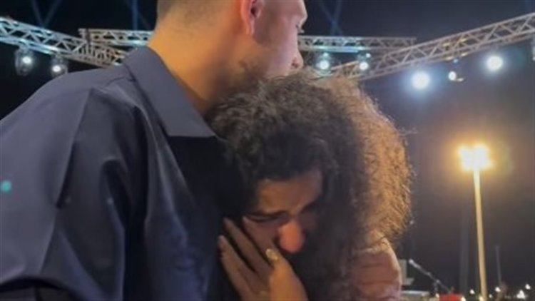 رغم أزمة تصرفات المعجبات على المسرح.. الشامي يحتضن معجبة خلال حفله