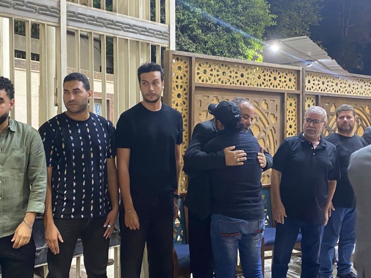 لم يفارقه.. أحمد عبد الوهاب يساند حماه صبحي خليل في عزاء والدته
