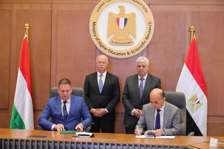 وزيرا التعليم العالي والثقافة والابتكار المجري يشهدان توقيع مذكرة تفاهم