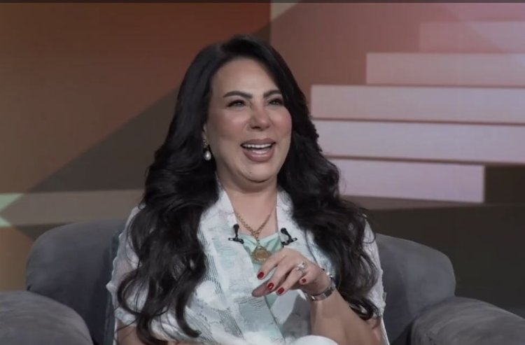 زينة منصور تكشف سر شعرها البرتقالي في «هذا المساء»: أم عبير أيقونة الإغراء الشعبي