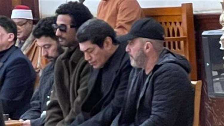 منهم باسم سمرة واحمد السقا وعمرو سعد.. نجوم الفن يساندون زينة في عزاء شقيقها بمسجد المشير طنطاوي