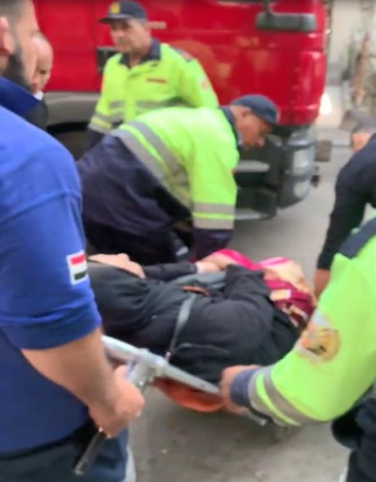 أمن القاهرة ينقل سيدة غير قادرة على الحركة للمستشفى 