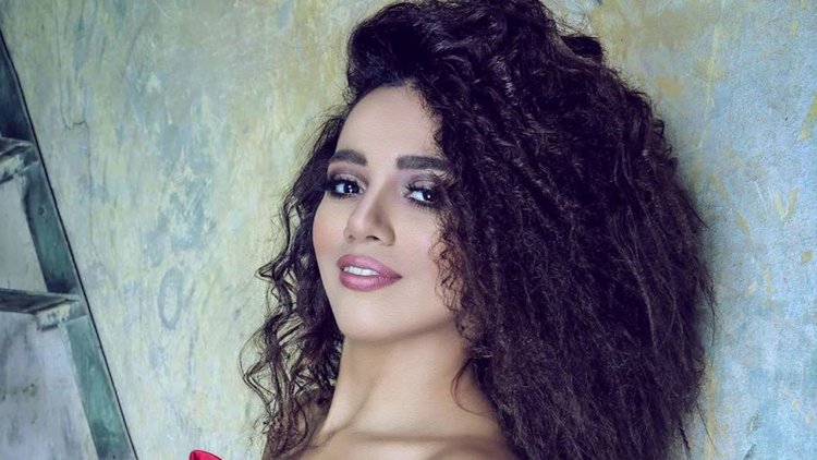 سمية درويش تهاجم ارتداء الفنانين للحلق والجونيلا