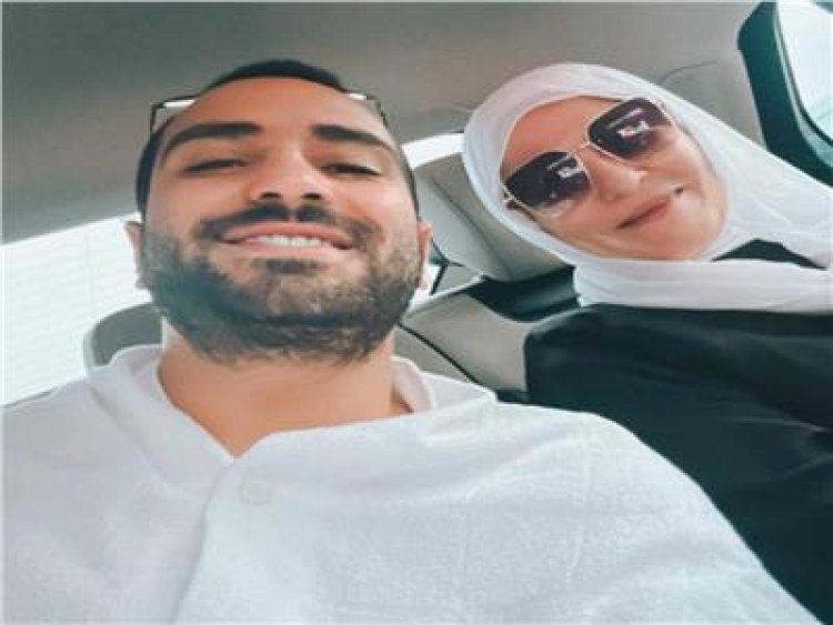 برفقة والدته.. محمد الشرنوبي يؤدي مناسك العمرة