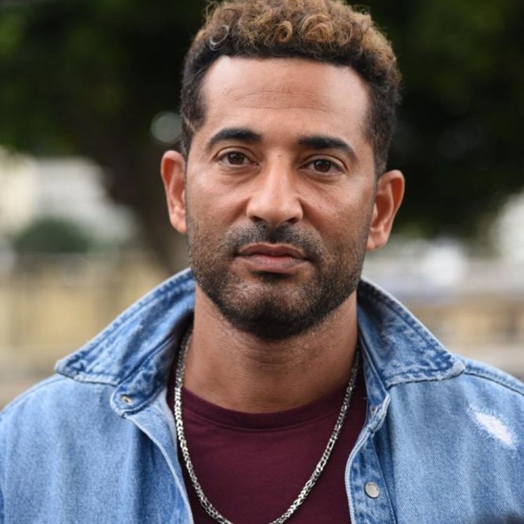 عمرو سعد يحرر محضرًا ضد معجبة تلاحقه