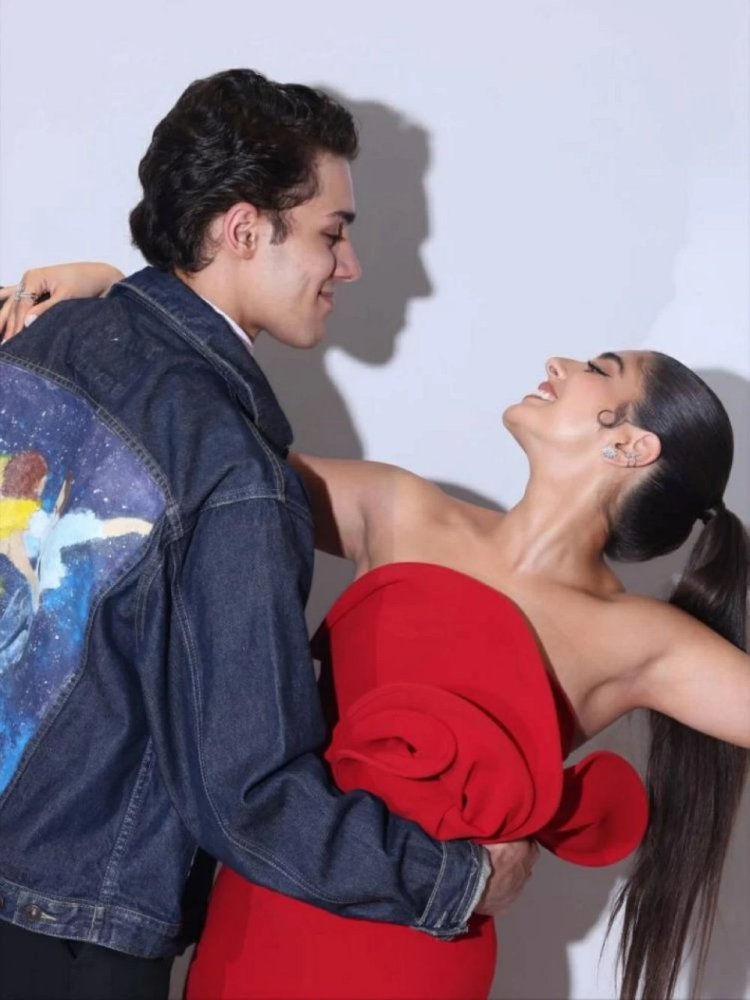 عمر رزيق ينشر صورة رومانسية مع مايان السيد من كواليس «ولنا في الخيال حب»