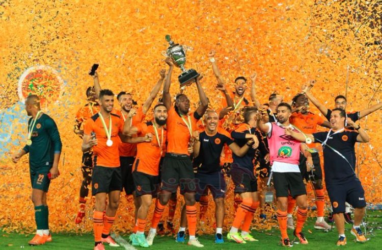 "نهضة بركان" المغربي يتوج بكأس الكونفدرالية الإفريقية 2025