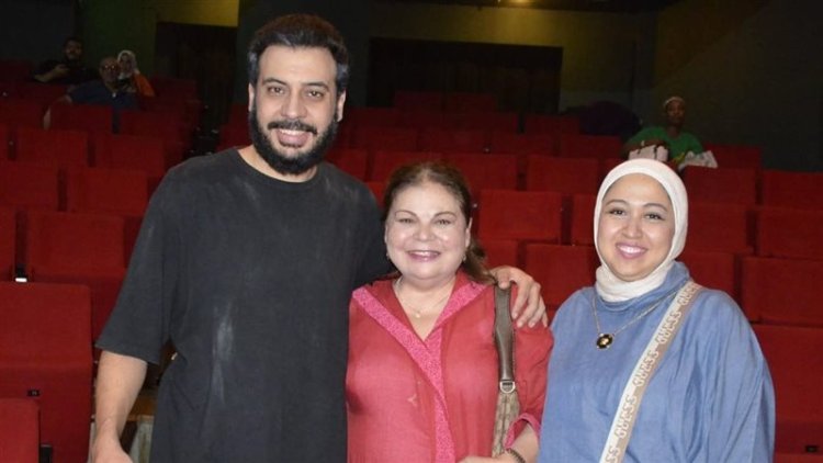 ماجدة زكي تفاجئ نجلها أحمد أبو رية بحضور عرض "أسير" وتدعمه ضمن مهرجان نقابة المهن التمثيلية