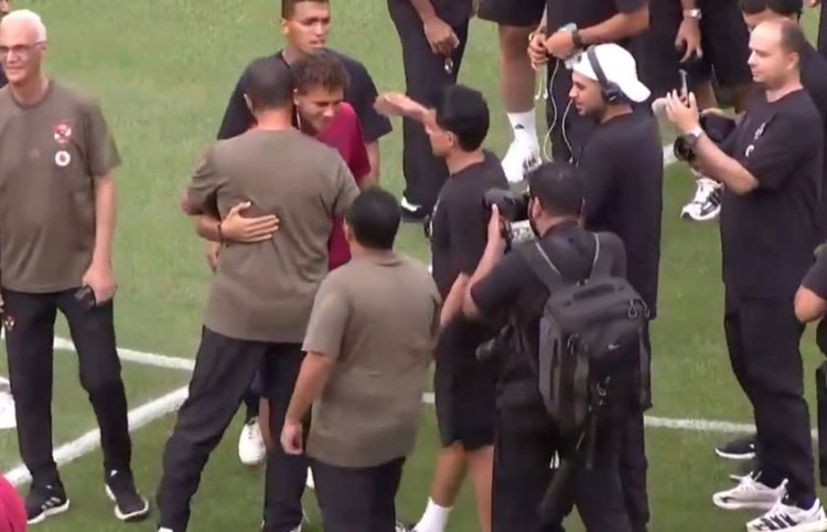 قبل لقاء برشلونة.. حمزة عبدالكريم يرحب بلاعبي الأهلي في ملعب "كامب نو"