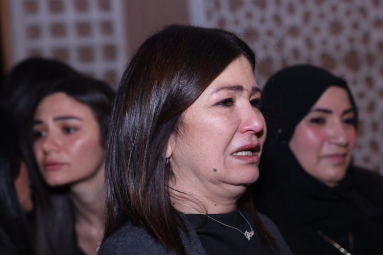 نجوم الفن والإعلام يشاركون في عزاء والد دينا رامز