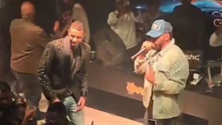 أحمد الفيشاوي يظهر في حفل غنائي بعد شهر من وفاة والدته سمية الألفي