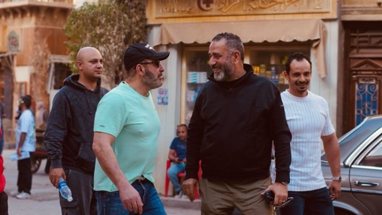 دعمًا لزملائه.. أحمد السقا يزور لوكيشن تصوير "مناعة" بعد أزمته الأخيرة