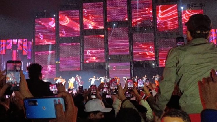 محمد رمضان يهنئ منتخب مصر بعد الفوز على بنين ويستكمل حفل جولة كأس العالم في استاد القاهرة