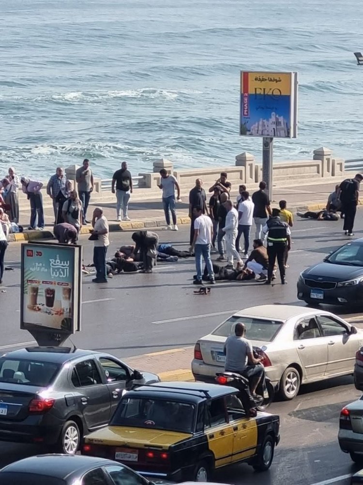 مصرع شخصين وإصابة 7 دهستهم سيارة بكورنيش الاطبي بالإسكندرية 