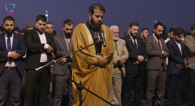 أدهم نابلسي يظهر إمامًا بالمصلين بعد اعتزاله الفن نهائيًا