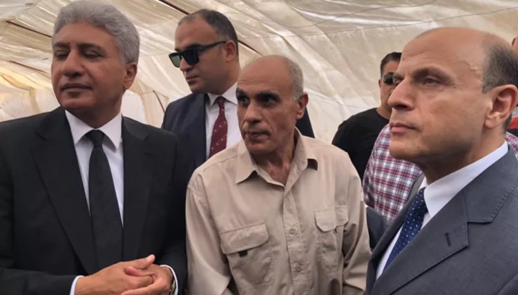 تقديرًا لأمانته.. وزير الآثار يهدي مكتشف تمثال رمسيس في الغربية رحلة عمرة