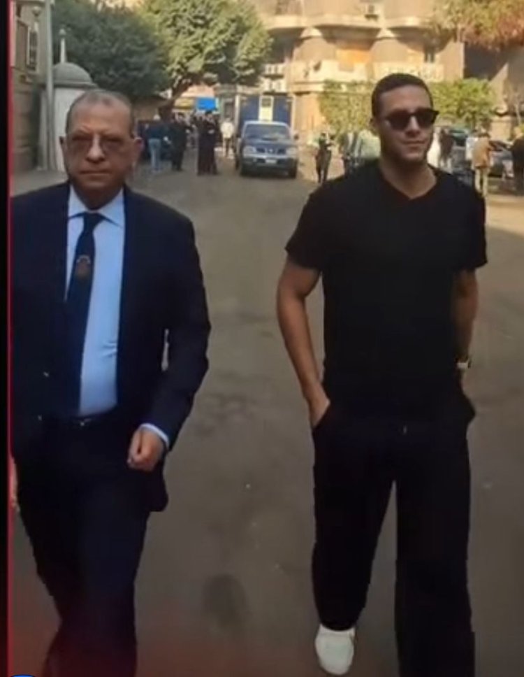  لحظة وصول رمضان صبحي إلى المحكمة بصحبة محاميه أشرف عبد العزيز