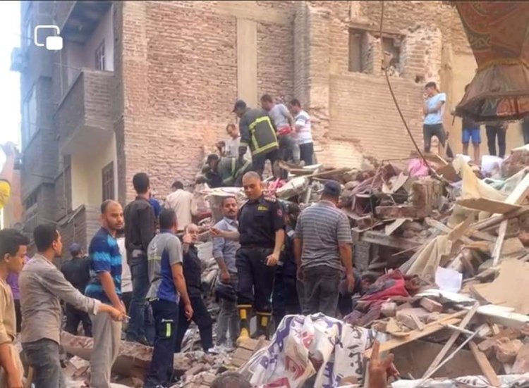 مصرع واصابة 11 شخصًا في انهيار عقار شرق أسيوط.. صور