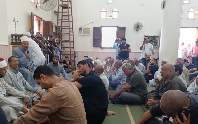 محمد الشناوي يؤدي صلاة الجنازة على روح والده