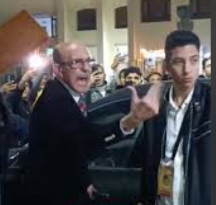 خرج غاضبا.. محمد صبحي يقود سيارته بنفسه بعد غياب سائقه عن استقباله