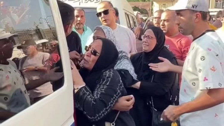 دخلت في نوبة بكاء.. انهيار والدة الفنان الراحل عمرو محمد علي خلال تشييع جنازته من مسجد السيدة نفيسة