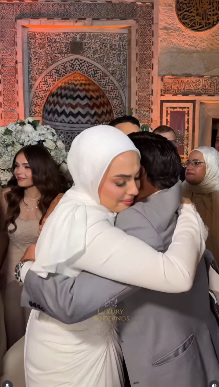 فريدة ابنة محمد هنيدي تبكي وتحتضن والدها في عقد قرانها