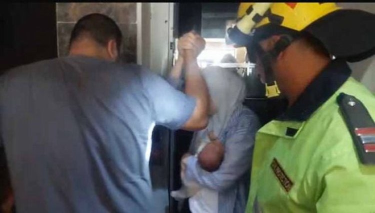 أمن القاهرة ينقذ 4 أشخاص من داخل مصعد متعطل بالتجمع الأول 