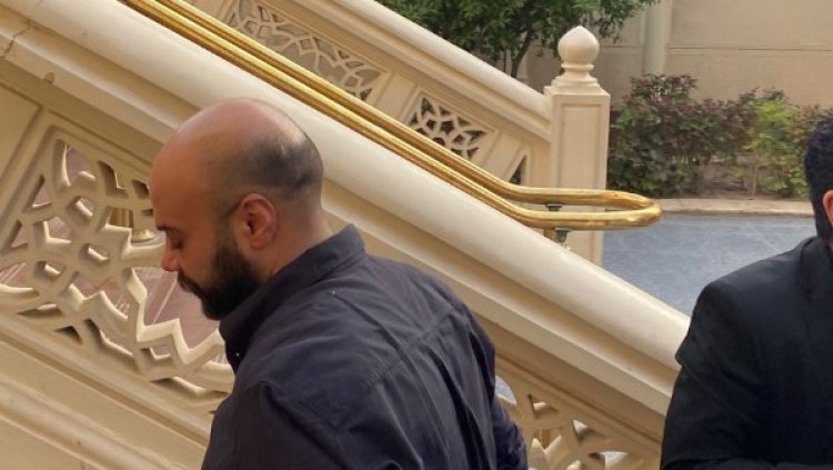 وصول حاتم صلاح إلى عزاء والده بمسجد الرحمن الرحيم