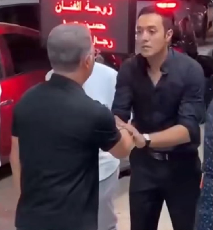 بعد أزمة نقابة الصحفيين.. شريف عامر يقع في موقف محرج خلال عزاء