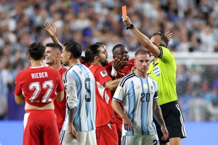 الفيفا يعترف بخطأ قرار الطرد في مباراة الأرجنتين وسويسرا بكأس العالم