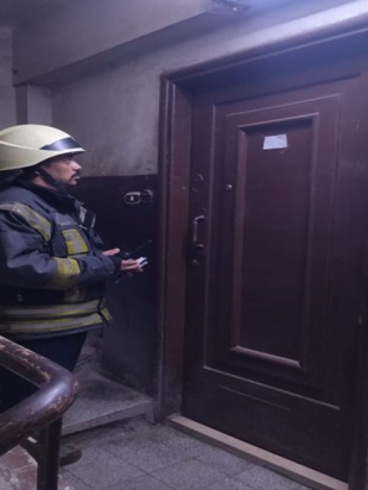 أمن القاهرة يساعد سيدة غير قادرة على الحركة ومحتجزة داخل شقتها بالساحل