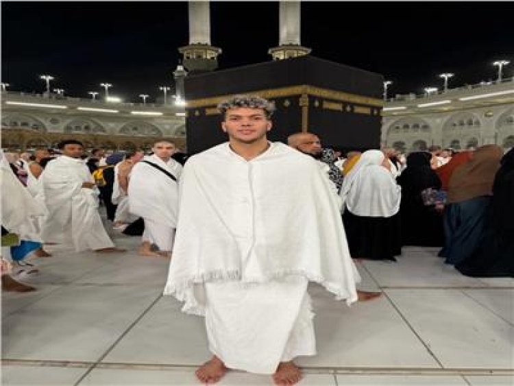 إمام عاشور يؤدي مناسك العمرة برفقة زوجته