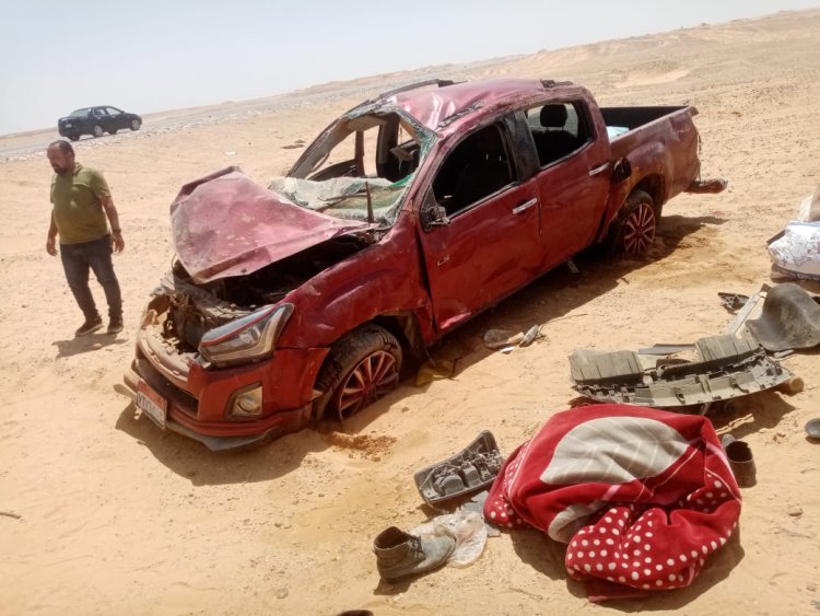 مصرع شخصين وإصابة 3 آخرين إثر انقلاب سيارة بطريق الواحات بأكتوبر