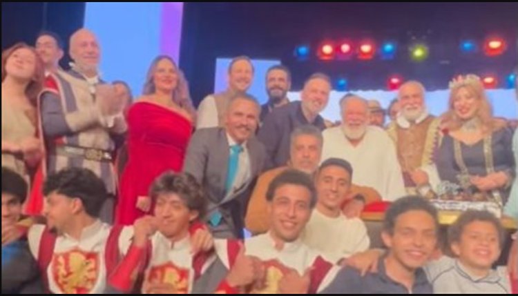 احتفال خاص بعيد ميلاد يحيى الفخراني على خشبة المسرح القومي بعد «الملك لير»