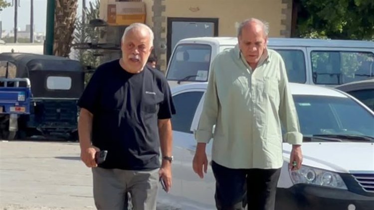 بعد انتهاء أزمته مع النقابة.. ظهور منير مكرم برفقة أشرف زكي في جنازة محمد الشرشابي