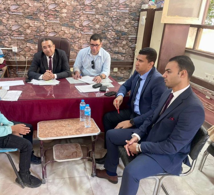 النيابة الإدارية بالبلينا تنتقل إلى مدرسة ابتدائية لفحص واقعة تعدي معلمة بالضرب على تلميذ باستخدام "خرطوم أسطوانة غاز"