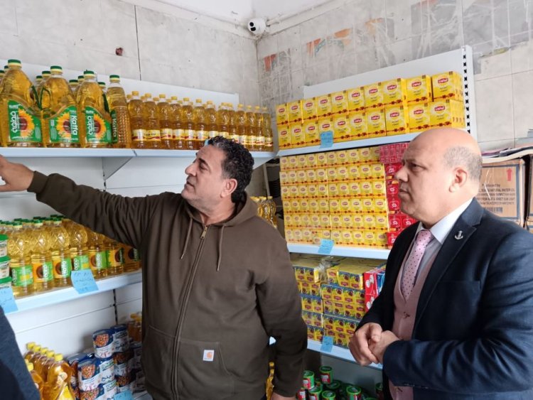 السكرتير العام المساعد لمحافظة الإسماعيلية يتفقد منفذ بيع السلع الغذائية بفايد