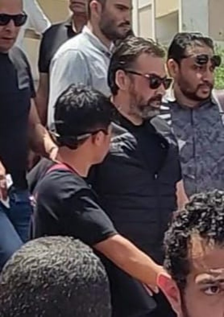 نجوم الفن والمجتمع يشهدون جنازة والدة الفنان كريم عبد العزيز