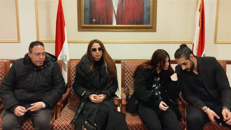 دوللي شاهين تستقبل المعزين في قداس والدتها بالقاهرة