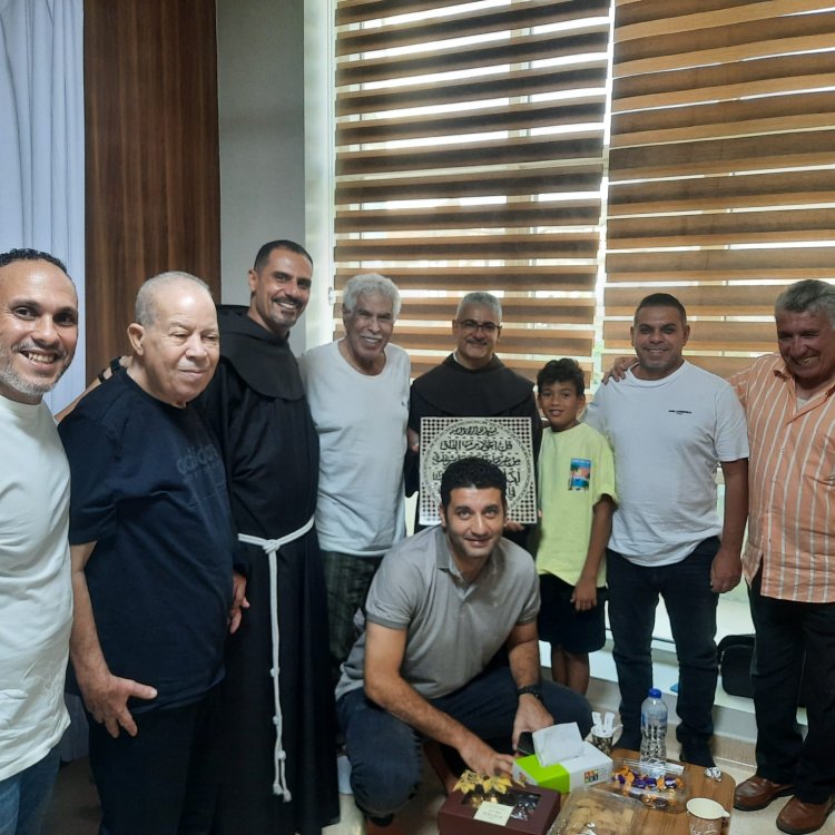 الأب بطرس دانيال يزور كابتن حسن شحاتة بمستشفى الناس