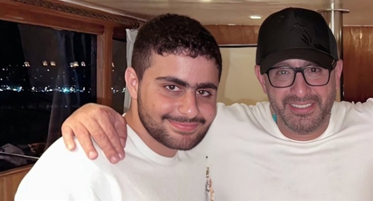 ضهري وسندي بالدّنيا.. حمزة نجل أحمد السقا يدعمه في العرض الخاصّ لفيلم "أحمد وأحمد"