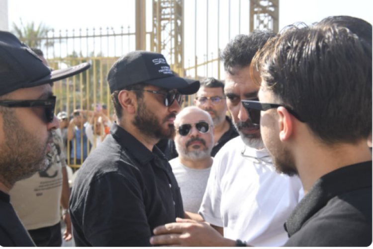 ملامح الحزن تسيطر عليه.. تامر حسني يتلقى عزاء والده أثناء جنازته بحضور واسع من نجوم الفن