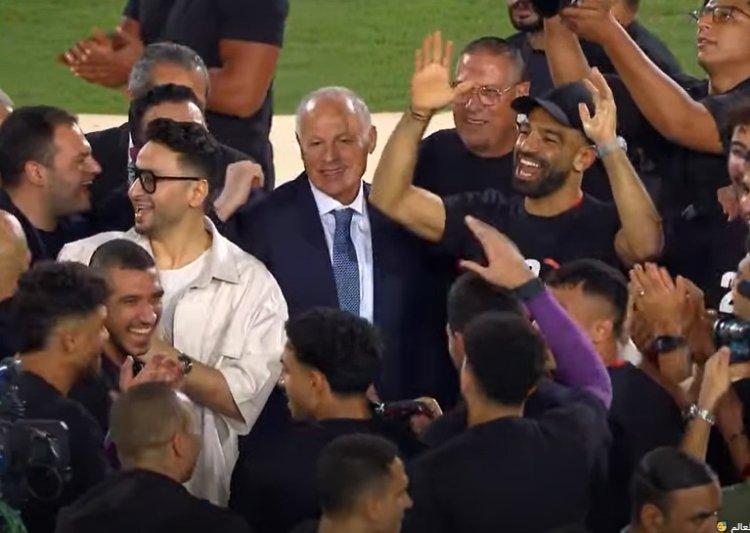 حمادة هلال وأحمد سعد يشعلان أجواء استاد القاهرة احتفالا بالتأهل للمونديال | صور