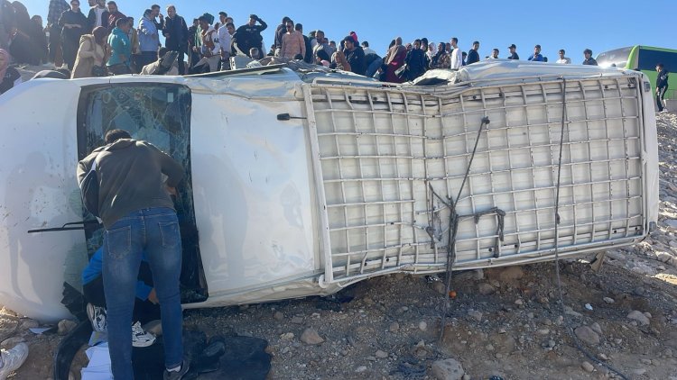 الأسماء.. مصرع وإصابة 13 طالبا بجامعة الجلالة في انقلاب ميكروباص بالسويس