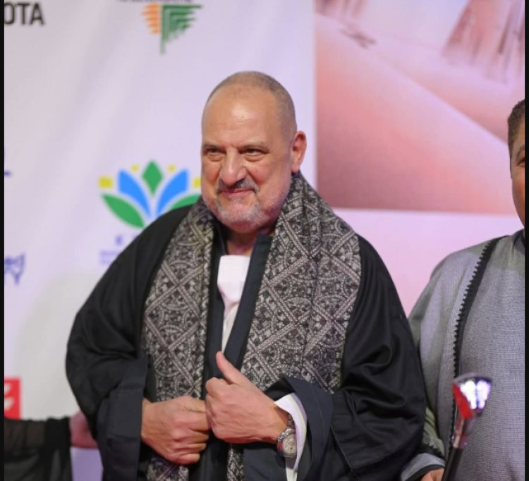 بالزي الصعيدي.. خالد الصاوي يخطف الأنظار في افتتاح مهرجان الأقصر للسينما الأفريقية