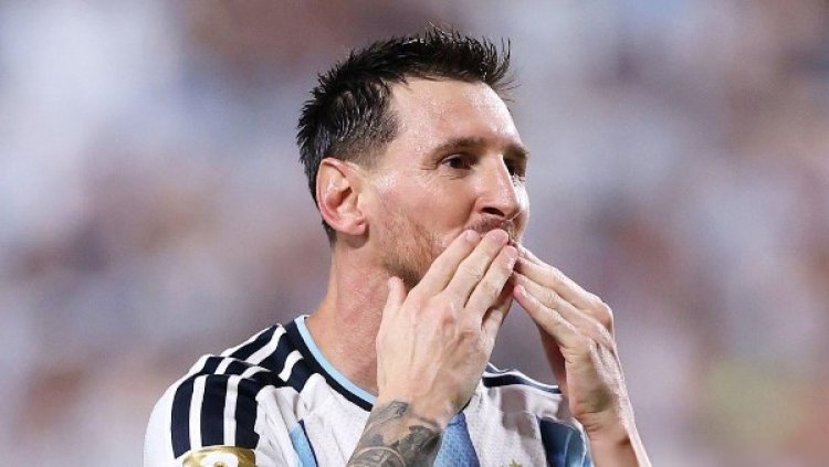 الإعلامي فتحي سند يشيد بإنجازات ميسي بعد تسجيله هاتريك في منتخب الجزائر