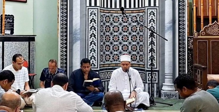 بين صفوف المصلين.. أحمد فلوكس يستقبل الأيام المباركة بتلاوة القرآن في الغردقة