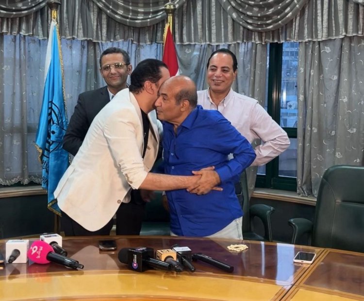 في جلسة الصلح بنقابة الصحفيين.. مصطفى كامل: طارق الشناوي أخويا وحبيبي وعفى الله عما سلف