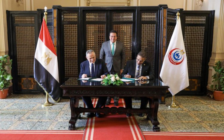 وزير الصحة يشهد توقيع بروتوكول بين «المستشفيات التعليمية» و«المؤسسة العلاجية» لتبادل الخبرات